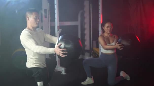 조련사 가지고 운동하는 어두운 체육관에서는 부분의 훈련을 무거운 운동하는 짝으로 — 비디오