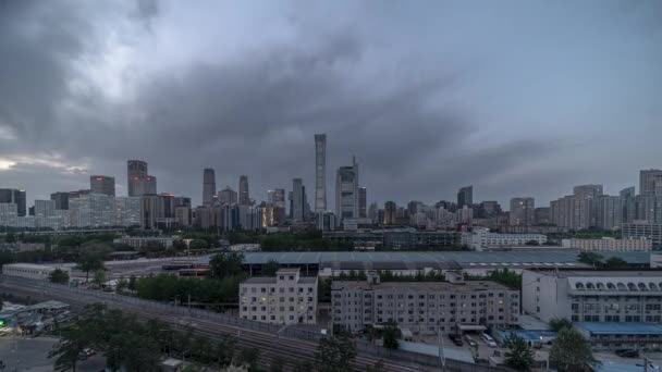ダウンタウンの北京時間の経過日の夜の移行のワイドショット 中国の大都市中心部のビジネス地区の夜のタイムラプス 首都金融街での夜 — ストック動画