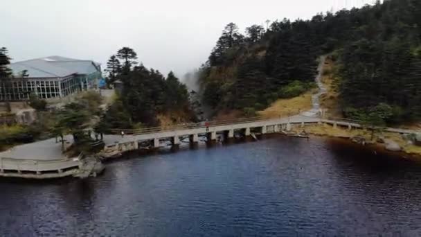 Nubes Bajas Sobre Río Montaña Dron Del Lago Dispararon Volando — Vídeo de stock