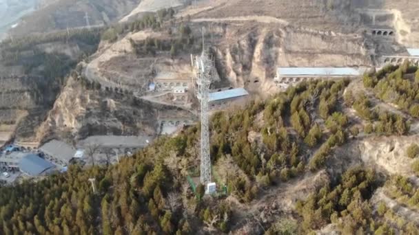 Drone Disparo Torre Células Rurales Volando Alrededor Torre Teléfono Montaña — Vídeo de stock