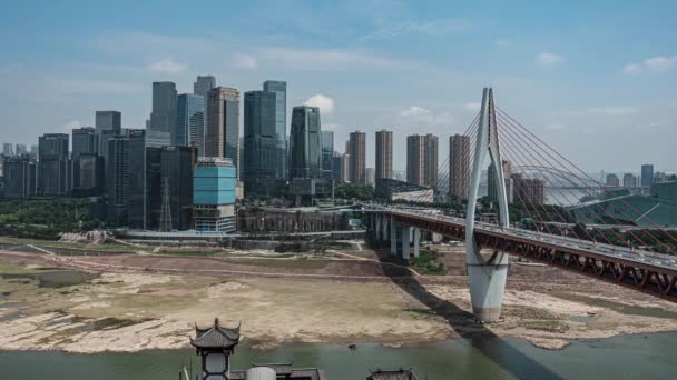 Qibaダウンタウンエリアのタイムラプスに重慶橋 忙しい中国の都市の中心部で忙しい首都高速道路の一日の経過 — ストック動画