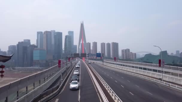 Spaziergang Über Die Qiansimen Brücke Chongqing Schwenkschuss Bewegt Sich Über — Stockvideo