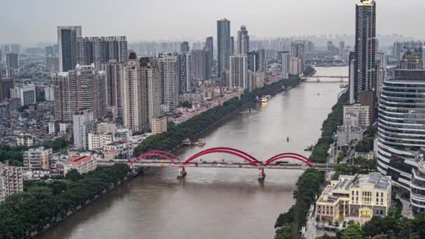 夜以继日的河流城市变迁 中国大都市水路夜幕降临 夜幕降临 灯火通明 现代城市中闪烁着的公寓和城市灯光 — 图库视频影像