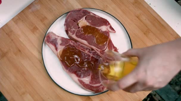 Poner Aceite Pimienta Sal Bistec Preparándolo Para Barbacoa Marinar Bistec — Vídeo de stock