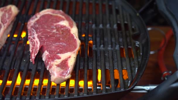 Raw Beef Steak Főzés Bbq Bio Fűszerezett Olajozott Marhahús Grillsütőn — Stock videók