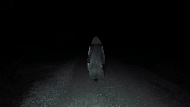 Karanlık Ürkütücü Yolda Yürüyen Yaşlı Cadı Gecenin Karanlığında Çakıl Yolunda — Stok video
