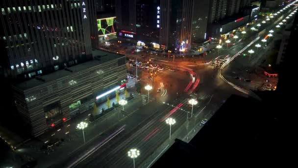 붐비는 도시에서 교차로의 이브닝 시간의 현대의 속도의 대도시 — 비디오