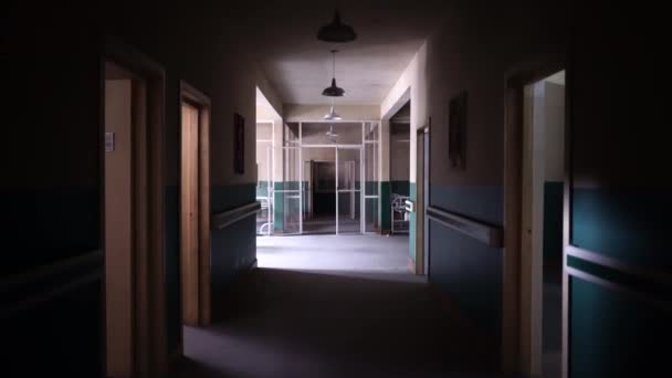 Walking Empty Abandoned Old Hospital All Alone Moving Eerie Hallways — Vídeo de Stock