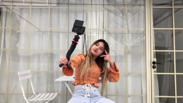 Çinli Kız Fotoğraf Makinesiyle Selfie Çekiyor Çinli Kadın Dışarıda Profesyonel — Stok video