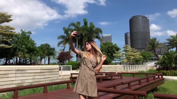Chińska Dziewczyna Stoi Zewnątrz Parku Robi Sobie Selfie Chiny Kobieta — Wideo stockowe