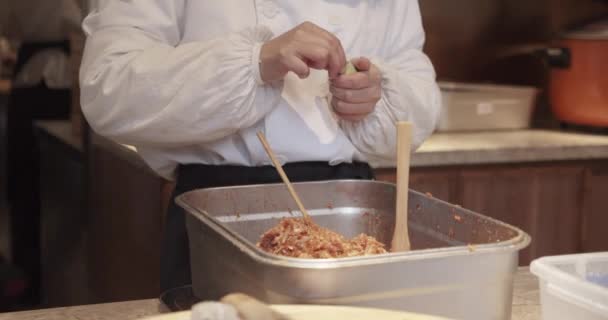 Szef Kuchni Napycha Chińskie Pierogi Jedzenia Przygotowanie Chińskich Bułek Parze — Wideo stockowe