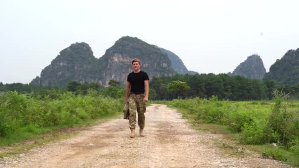 Soldat Fatigué Marche Sur Route Dans Campagne Marin Fatigué Porté — Video