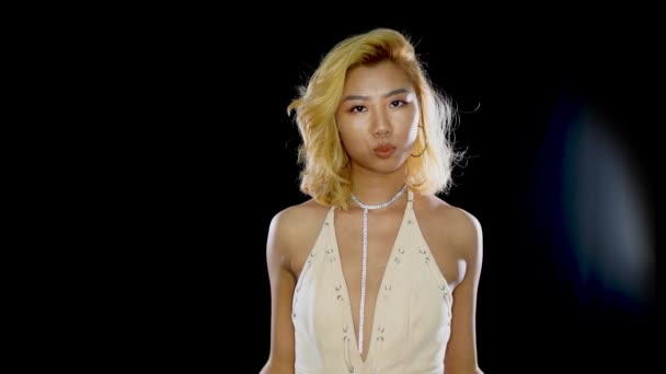 Zelfverzekerd Blond Aziatisch Meisje Poserend Met Vredesteken Glamoureuze Glimlachende Chinese — Stockvideo