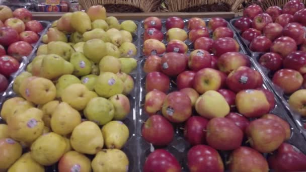Olika Äpplen Snabbköpet Läckra Färska Frukter Som Visas För Kunder — Stockvideo