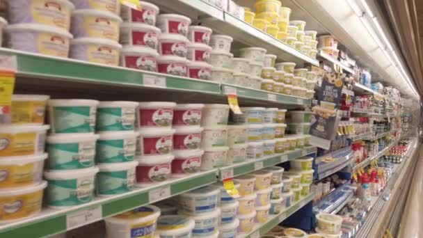 슈퍼마켓의 냉동고가 식품점의 차가운 냉장고에 맛있는 유제품들 — 비디오