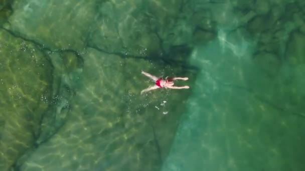 Kıdemli Kadın Drone Gölünde Tek Başına Yüzüyor Erie Gölü Hava — Stok video