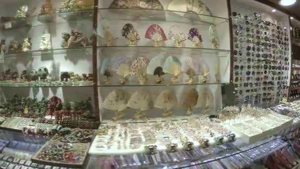 上海摊位的游客纪念品的多丽镜头 在中国的商店里 有很多昂贵的小饰品出售给旅行者和游客作为纪念 这些饰品都是中国的传统艺术和手工艺品 — 图库视频影像