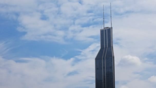 孤立した一般的なメガ超高層ビルは闇へのタイムラプス遷移 雨の雲が空を暗くして不吉な悪の法人事務所のタイムラプス 強力な悪の大企業本部 — ストック動画