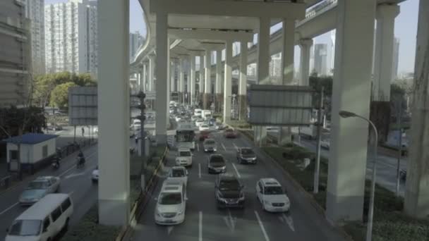 Dolly Disparó Tráfico Shanghai Moviéndose Lentamente Calle Bajo Carretera Elevada — Vídeo de stock