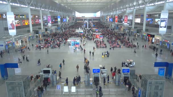 中国虹橋駅で忙しい人々の北部ビュー 昼間は中国近代鉄道駅の高速列車に乗車する人が多い — ストック動画