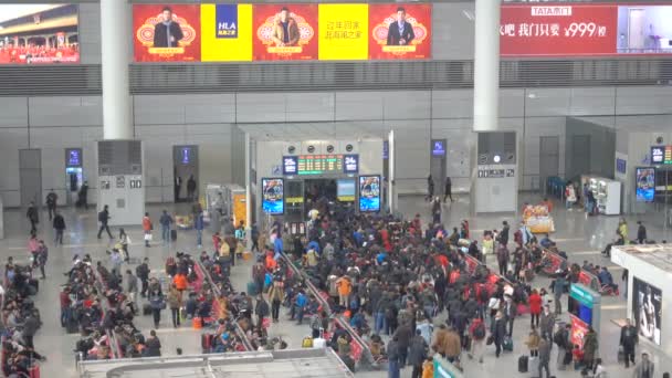 Passagiers Staan Rij Betreden Gate Instappen Hogesnelheidstrein Hongqiao Treinstation Bericht — Stockvideo