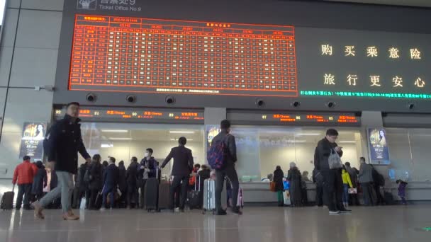虹橋駅でチケットLed掲示板の看板 上海駅のチケットブースでは 案内板が点灯し 通知とチケットの在庫状況が表示されます — ストック動画