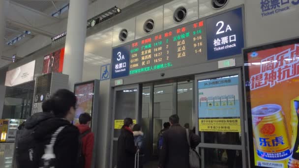 Passagiers Betreden Gate Aan Boord Van Hogesnelheidstrein Hongqiao Treinstation Bericht — Stockvideo