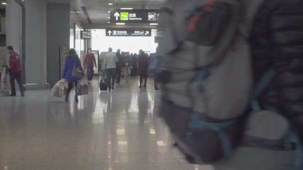 2ショット 上海虹橋空港ターミナル2で出発廊下 中国の搭乗便へのセキュリティチェックポイントを介して出発ゲートに歩いて乗客 — ストック動画