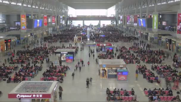上海虹橋駅のタイムラプス 列車が到着するのを待っている中国の混雑した鉄道駅を通って移動する人々の時間の経過 — ストック動画