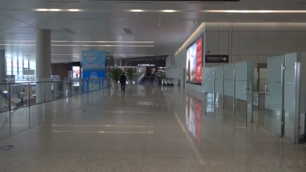 浦東空港でファースト ビジネスクラスのサインまでパンニング ラウンジエリアへの乗客を演出天井の上海空港サイネージ — ストック動画