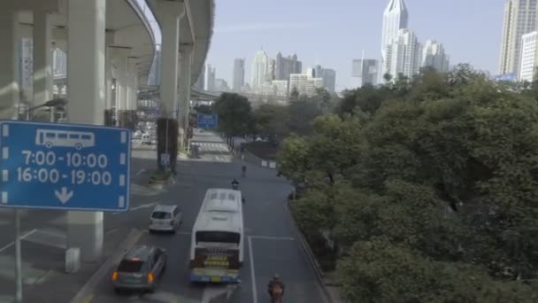 上海交通的多利镜头缓缓地在隆起的公路下的街道上移动 高架高速公路在高峰时间撞毁了行驶在路上的汽车和卡车 亚洲城市多层次交通 — 图库视频影像