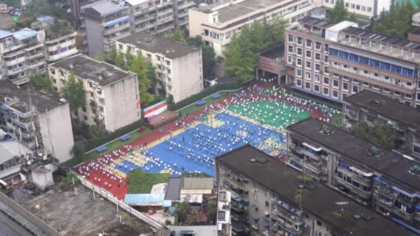 中国的中学生在外面做运动 中国的学童在室外集会上练习健身 在体育馆进行协调活动的小学生 — 图库视频影像