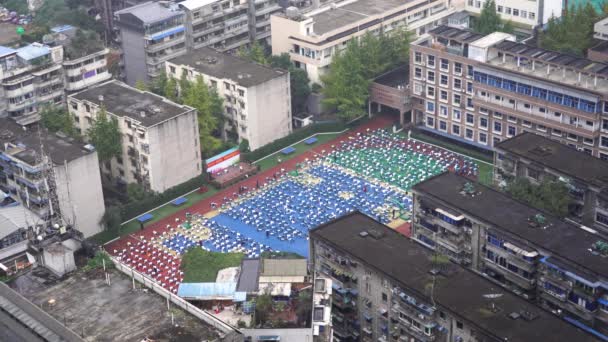 Μαθητές Του Κινεζικού Γυμνασίου Κάνουν Ασκήσεις Έξω Κινέζικα Παιδιά Που — Αρχείο Βίντεο