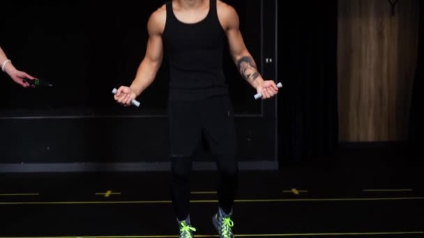 Asiático Hombre Saltar Cuerda Entrenamiento Gimnasio Hombre Chino Musculoso Usando — Vídeos de Stock
