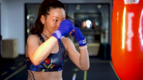 Lento Asiático Mujer Golpeando Pesado Bolsa Duro Mujer China Entrenamiento — Vídeos de Stock