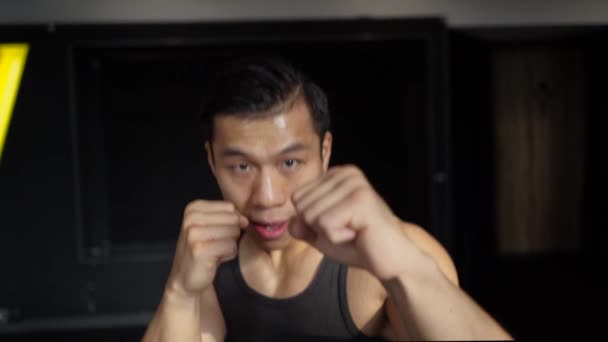 Hombre Posición Boxeo Practica Puñetazo Boxeador Asiático Chino Shadowboxing Durante — Vídeos de Stock