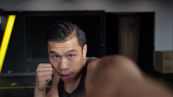 Hombre Practicando Boxeo Con Golpes Sombras Boxeador Asiático Chino Shadowboxing — Vídeos de Stock