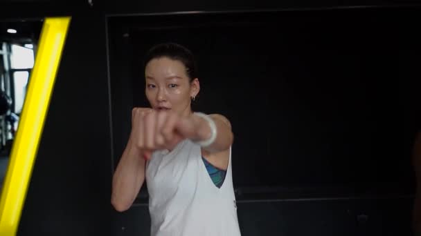 Mujer Asiática Entrenando Boxeo Gimnasio Chica China Shadowboxing Ejercicio Movimiento — Vídeos de Stock