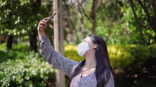 Fille Chinoise Prenant Selfie Extérieur Avec Téléphone Portant Masque Masqué — Video