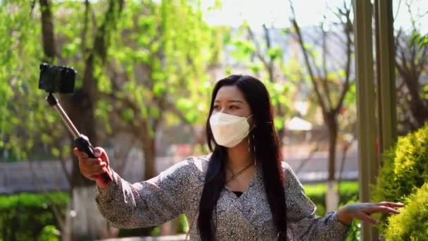 Gadis Cina Vlog Luar Dengan Kamera Dan Masker Wajah Wanita — Stok Video