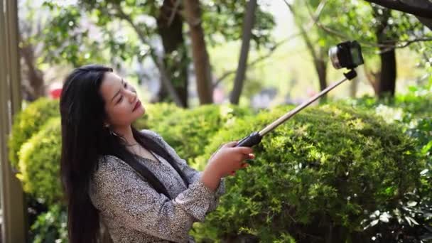 Menina Chinesa Vlogs Fora Com Câmera Mulher China Com Vara — Vídeo de Stock