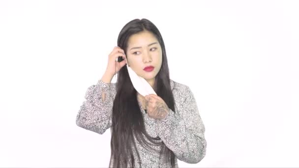 Mujer China Quita Pone Máscara China Niña Usa Mascarilla Continuación — Vídeos de Stock