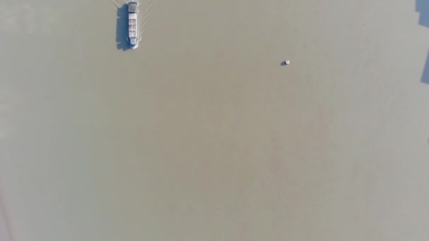 라인에서 떠오르는 드론으로 화물선을 쏘았습니다 화물을 상하이 내려가는 화물선의 꼭대기였다 — 비디오