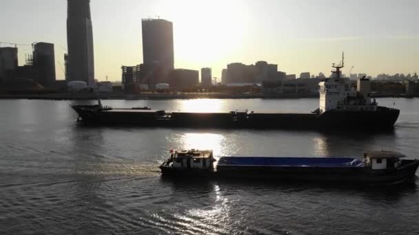 Силует Великого Вантажного Судна Рухається Вниз Річці Boat Sunset Транспортує — стокове відео