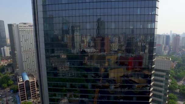 Subiendo Tiro Aéreo Reflectante Del Rascacielos Edificio Oficinas Cristal Gigante — Vídeos de Stock