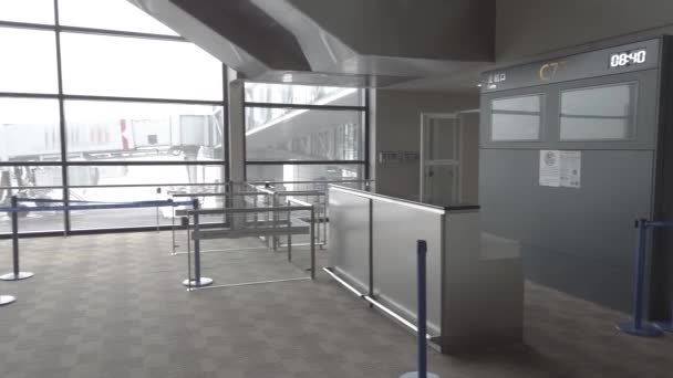 Panning Luchthaven Terminal Leeg Wachten Geen Mensen Lounge Geëvacueerde Luchthaven — Stockvideo
