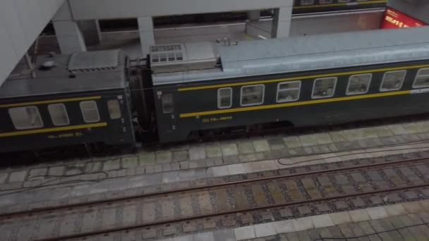 Kereta Api Umum Bergaya Lama Menunggu Stasiun Shanghai Kereta Lambat — Stok Video