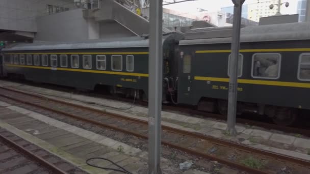 Treno Passeggeri Standard Vecchio Stile Attende Alla Stazione Shanghai Treno — Video Stock