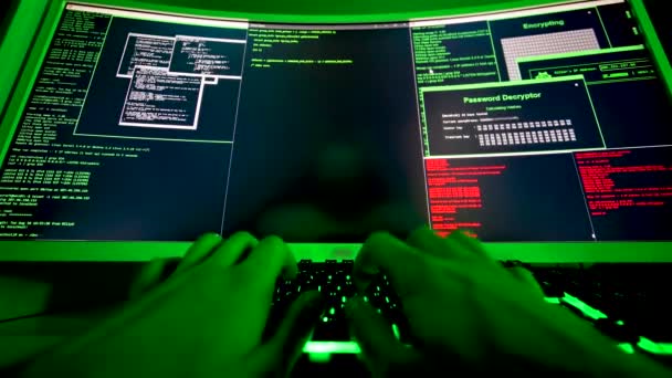 Layar Besar Kode Untuk Hacker Tangan Mengetik Kode Berbahaya Seorang — Stok Video