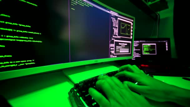 Hackers Händer Tangentbordet Skriva Skadlig Kod Stor Skärm Svart Hattprogrammerare — Stockvideo